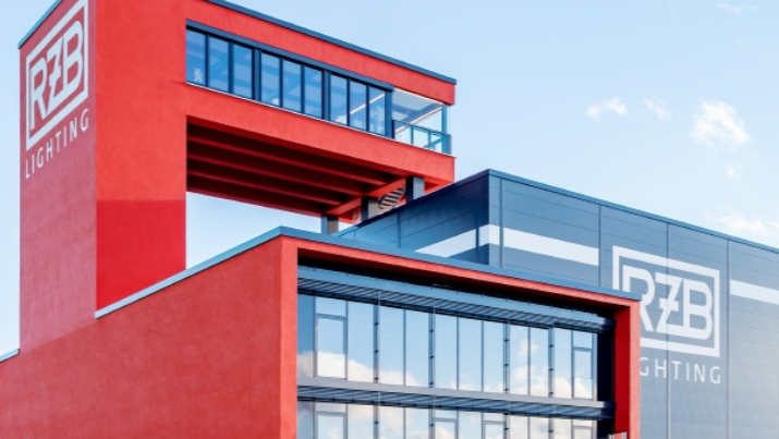 Rotes modernes Gebäude von RZB